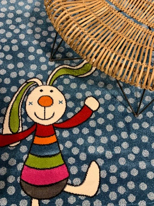 SIGIKID Tapis Enfant Motif Lapin Coloré Sur Fond à Pois Bleu 80x150 – Image 2